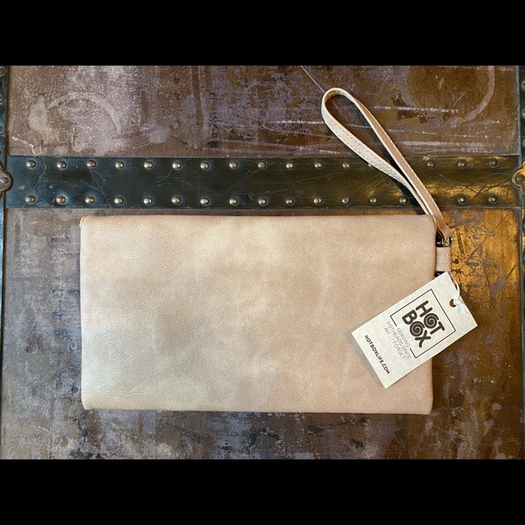 NWT - Beige Vegan Leather Clutch Purse - Make-up bag - Stash bag - smell… - Picture 12 of 12